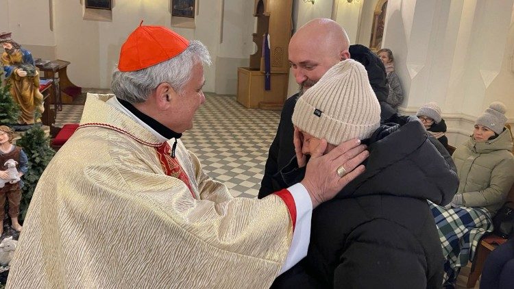 Cardinal Krajewski greeting Ukrainian people