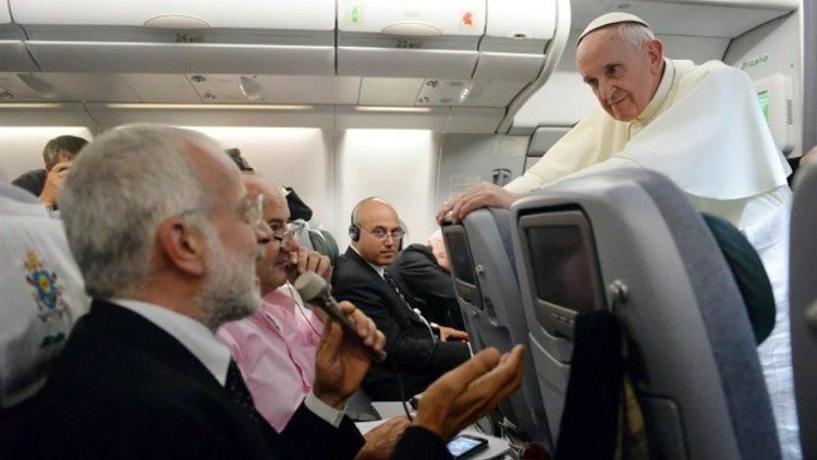 Salvatore Mazza, vaticanista di Avvenire, a bordo dell'aereo papale insieme a Francesco