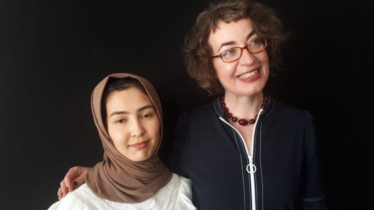 La giovane afghana Shukria Rezaei e la poetessa britannica Kate Clanchy