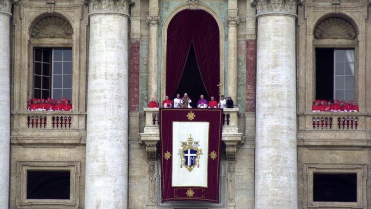 Papa Bento XVI na sacada central da Basílica de São Pedro logo após ser eleito, em 19 de abril de 2005