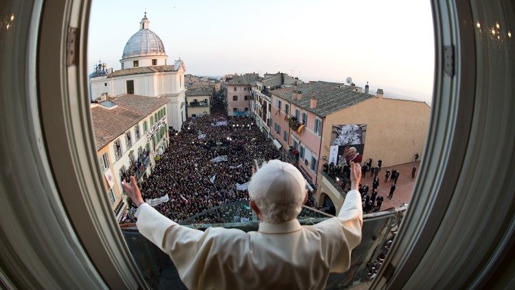 Benedikt XVI. grüßt nach seinem Rückzug vom Papstamt die Gläubigen in Castel Gandolfo, 28.2.2022