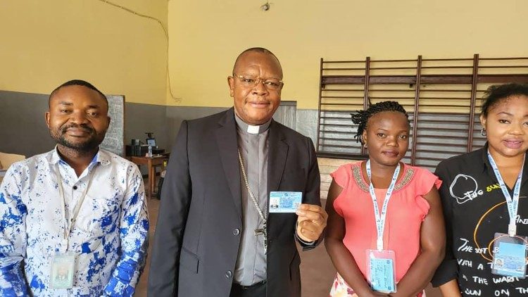 Cardeal Fridolin Ambongo, arcebispo de Kinshasa, no centro de incrição eleitoral na escola Saint Raphaël de Limété em Kinshasa, na terça-feira, 27 de dezembro de 2022.