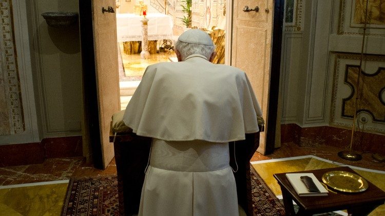 Benedict XVI in prayer