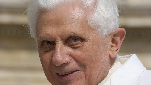 La Chiesa e il mondo in preghiera per Benedetto XVI