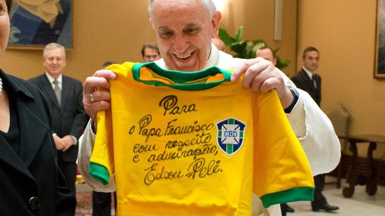 Le Pape François reçoit en cadeau un maillot dédicacé par Pelé 