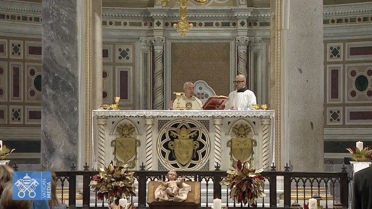 Un momento della celebrazione della Messa presieduta dal cardinale De Donatis