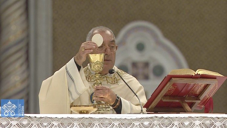 El cardenal vicario Angelo De Donatis preside la Misa por la salud del Papa emérito Benedicto XVI en la Basílica de San Juan de Letrán
