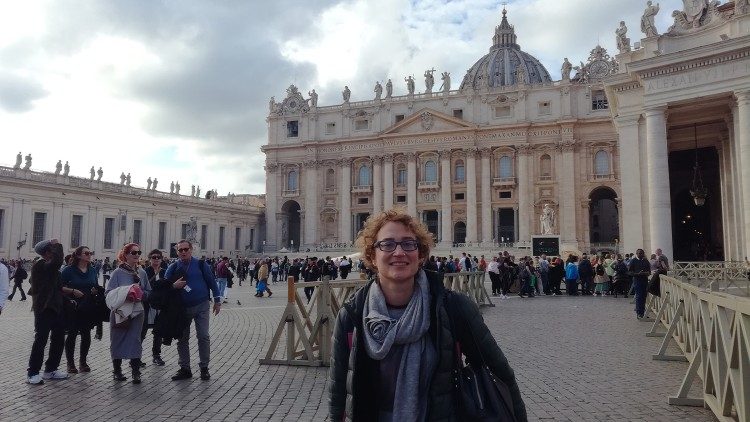 Stefanie Stahlhofen von Radio Vatikan/Vatican News hat sich nach dem Tod des emeritierten Papstes Benedikt XVI. am 31.12.2022 auf dem Petersplatz umgesehen und umgehört