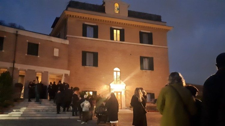 Viele Menschen erwiesen dem emeritierten Papst bereits in der Residenz die letzte Ehre