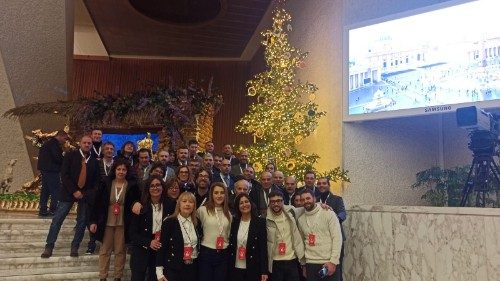 L’albero di Piazza san Pietro e gli addobbi dei ragazzi di Rosello