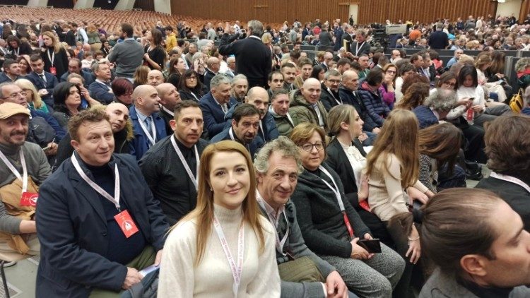 I ragazzi ospiti e gli operatori della residenza riabilitativa psichiatrica "Il Quadrifoglio" di Rosello in Aula Paolo VI per l'udienza con Papa Francesco