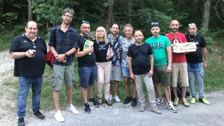 Mirko Pagliai (secondo da sinistra) con un gruppo di pazienti ospiti della residenza riabilitativa psichiatrica "Il Quadrifoglio" di Rosello 