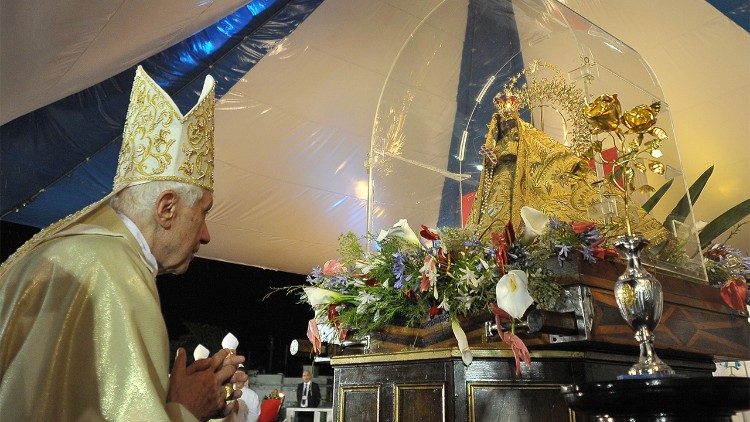 Benedicto XVI ante la Patrona de Cuba, la Virgen de la Caridad del Cobre, en marzo de 2012