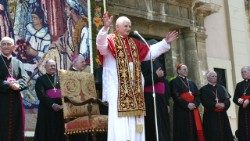 Benedicto-XVI-en-Valencia-press4.jpg