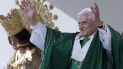 Benedicto-XVI-en-Valencia-press6.jpg