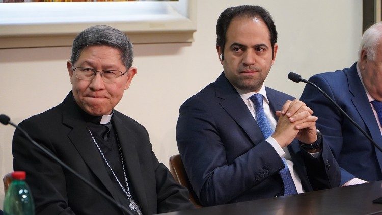 Due membri della commissione giudicante: Il cardinale Luis Antonio Tagle (a sinistra) pro-prefetto del Dicastero per l'Evangelizzazione, e il segretario generale del Premio Zayed per la Fratellanza Umana e segretario generale del Consiglio Musulmano degli Anziani giudice Mohamed Abdelsalam        