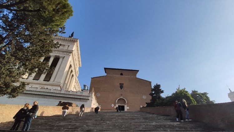 Facciata della basilica di Santa Maria in Ara Coeli, posta in cima a una scalinata di 124 gradini