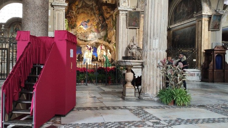 Palco sul quale possono salire i bambini e recitare poesie e preghiere al Santo Bambino nel presepe