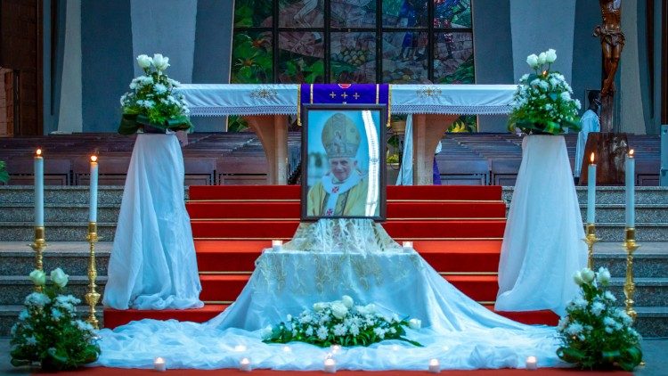 Messe de suffrage pour le Pape émérite à Abidjan