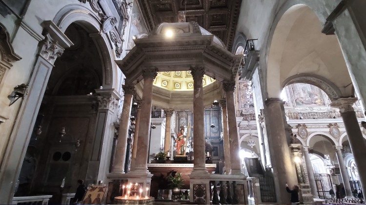 Tempietto circolare di Sant'Elena, con le reliquie dell'imperatrice madre di Costantino. 