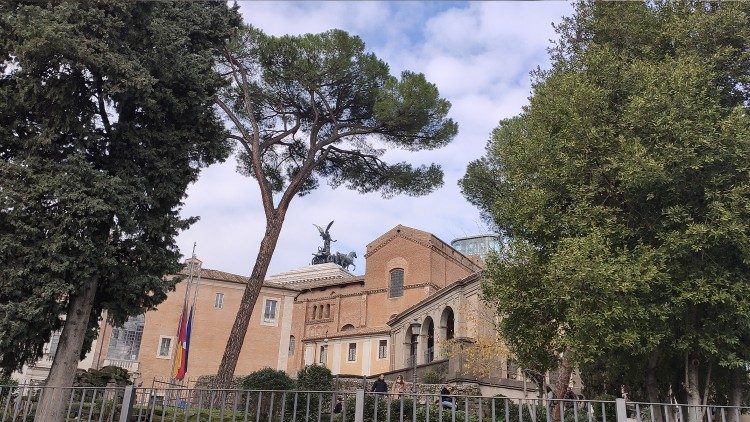 Vista della basilica di Santa Maria in Ara Coeli dalla parte absidale