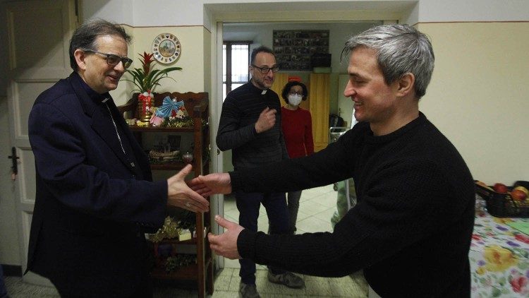 L'arrivo del cardinale Lojudice nella mensa della Caritas diocesana a Siena (Foto di Paolo Lazzeroni)