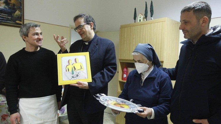 Mensa della Caritas diocesana a Siena: al centro il cardinale Lojudice. (Foto di Paolo Lazzeroni).