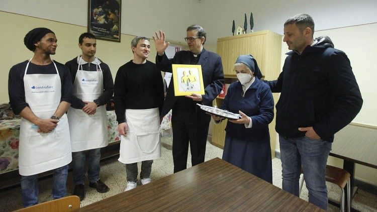 Foto di gruppo nella mensa della Caritas diocesana San Girolamo (Foto di Paolo Lazzeroni).