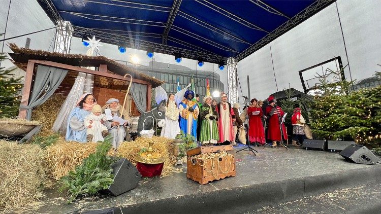 Escena de la llegada de los Reyes Magos en un pesebre viviente