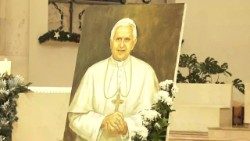 BENEDETTO-XVI-PRISHTINA.jpg