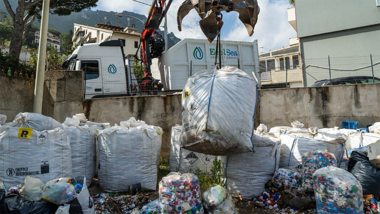 Le Big Bags da 160-170 tonnellate ciascuna contenenti i tappi di platica