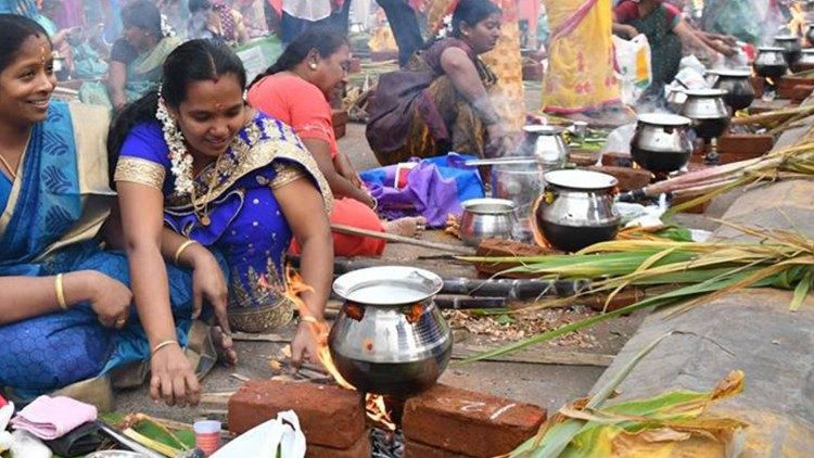 பொங்கல் திருநாளைக் கொண்டாடி மகிழும் தமிழர்கள்