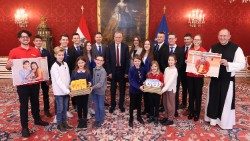 Bundesprasident-Alexander-Van-der-Bellen-Nationaldirektor-Pater-Karl-Wallner-HTL-Pinkafeld.jpg