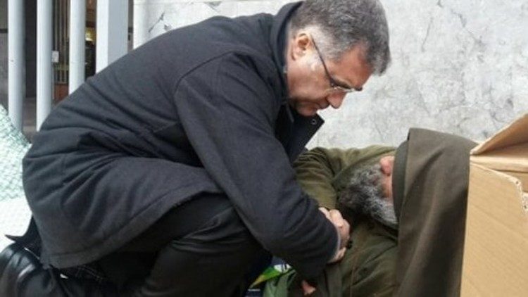 L'arcivescovo di Palermo Lorefice, nel 2018, parla con fratel Biagio durante la sua protesta per strada, dopo la morte di alcuni senzatetto