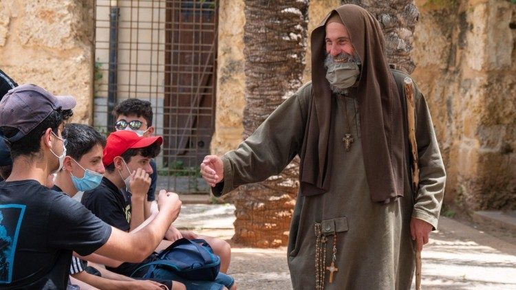 Fratel Biagio Conte con alcuni ragazzi di Palermo durante fase più dura della pandemia