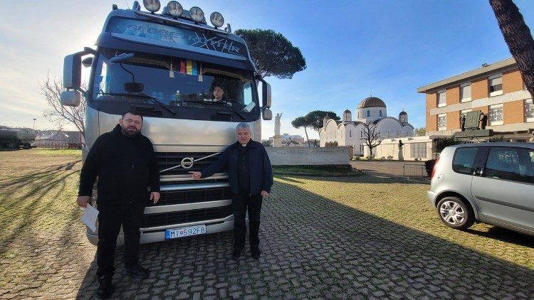 Le cardinal Konrad Krajewski devant le camion d'aide en partance pour l'Ukraine. En arrière-plan, l'église Sainte-Sophie fréquentée par les Ukrainiens de Rome. 