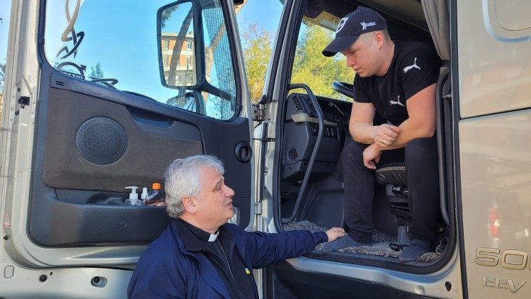 Kardinal Konrad Krajewski am Samstag im Gespräch mit dem Fahrer des slowakischen Hilfstransporters