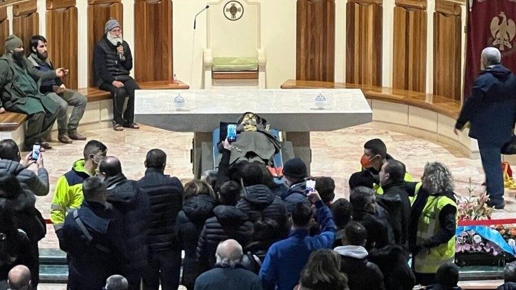 La camera ardente di fratel Biagio Conte nella chiesa della Missionei. In fondo a sinistra, seduto col microfono, don Pino Vitrano