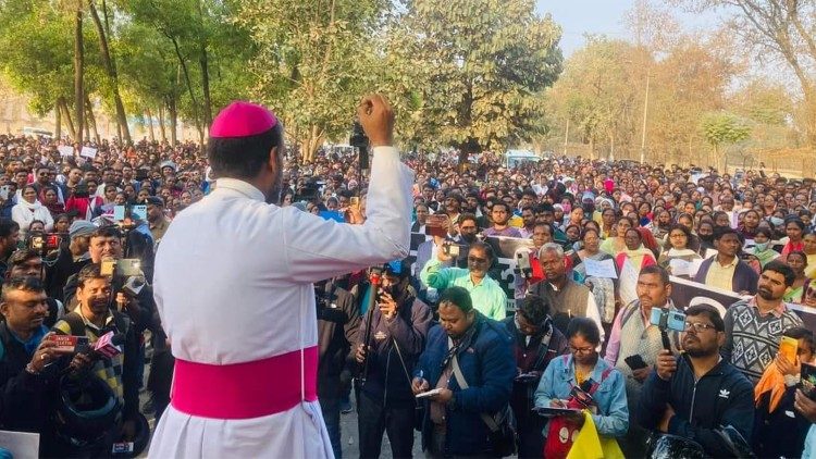 रैली के संबोधित करते हुए  रांची के सहायक धर्माध्यक्ष थेओदोर मसकरेंहास