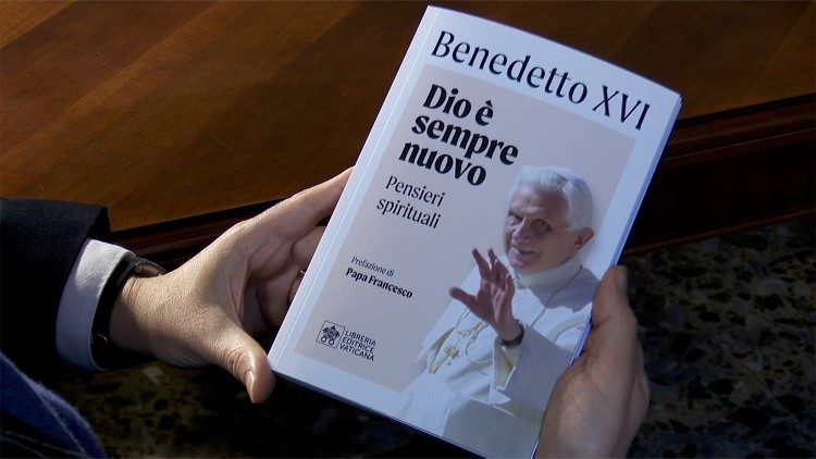 Libri "Zoti është gjithnjë i ri" me mendimet e Benediktit XVI