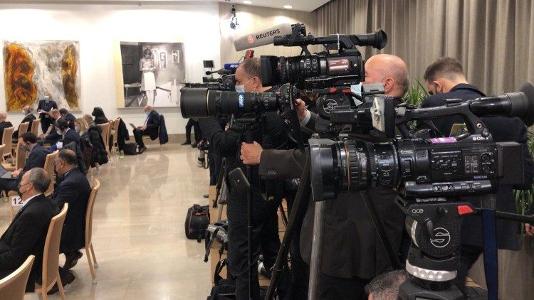 Giornalisti e fotografi ad una conferenza stampa