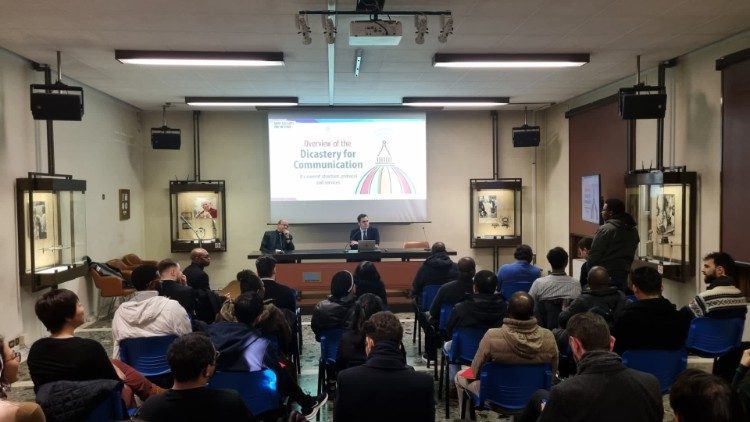 Rencontre avec les étudiants de l'institut de Bossey à Radio Vatican