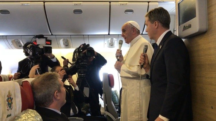 Conferenza stampa di Papa Francesco in aereo durante un viaggio apostolico