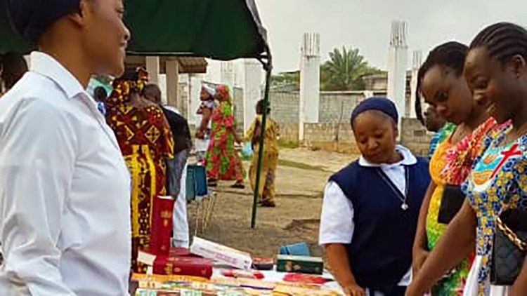 Quelques participants à la Semaine sur les enseignements de saint Paul, de saint Vincent Palotti et sur la Semaine de prière pour lunité des chrétiens organisée par les filles de saint Paul et les prêtres Palottins à Abidjan, Côte dIvoire, du 16 au 22 janvier 2023