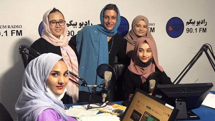 Hamida Aman, entourée d'une partie de l'équipe de Radio Begum. 