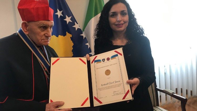 Cast nga ceremonia e dorëzimit të medaljes