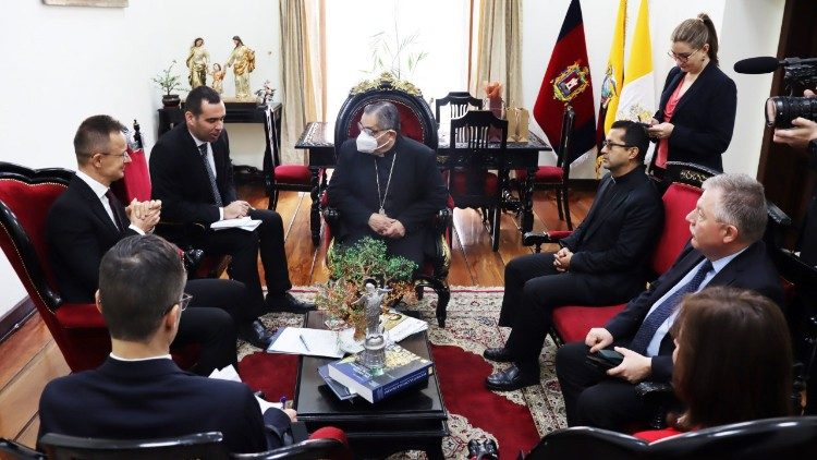 Reunin del arzobispo de Quito con el Ministro de Asuntos Exteriores y de Comercio Exterior de ܲԲ 