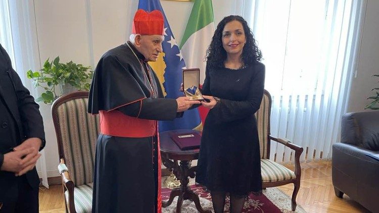 Kardinali Ernest Simoni Troshani merr medaljen nga presidentja e Kosovës, Vjosa Osmani