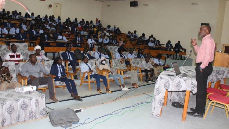 Le père Ludovic Lado, SJ, directeur du CEFOD au Tchad et les étudiants 