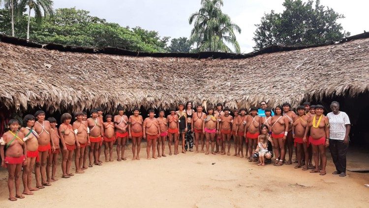 Ir. Mary Agnes Njeri Mwangi com os Yanomami